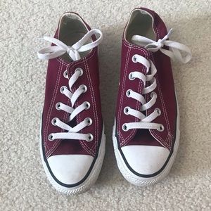 maroon low top converse